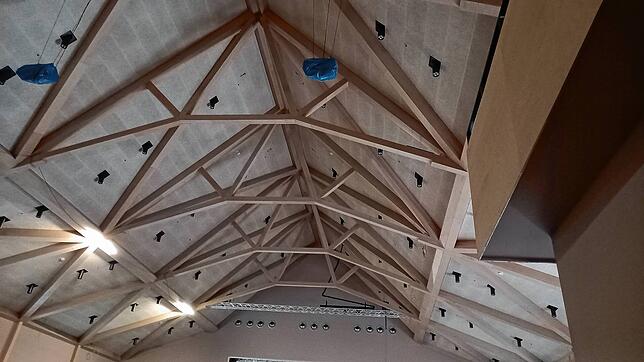 Die Deckenkonstruktion ist ein Markenzeichen der neuen Halle, zwischen den Scheinwerfern ist die Sprühnebellöschanlage eingebaut.