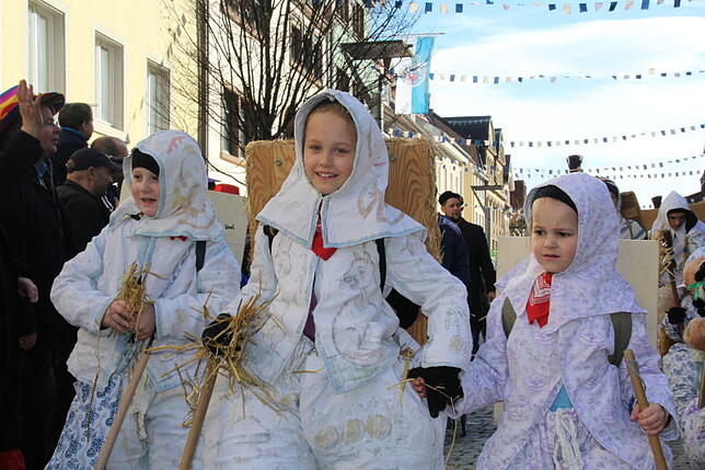 Am Schmotzigen Dunnschtig zieht in Villingen der närrische Nachwuchs durch die Innenstadt, wie hier zwei Kinder im Wueschtkostüm der ...