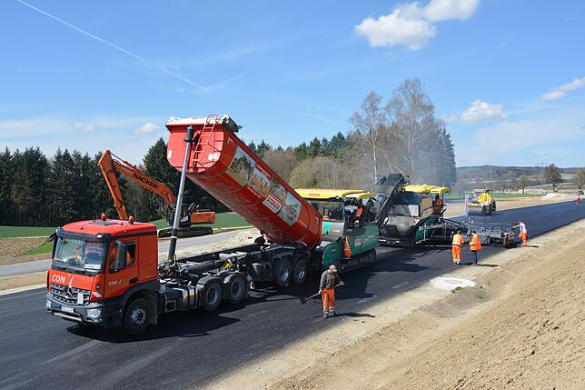 Mit dem Ausbau der B31 neu wird derzeit zumindest die überregionale Anbindung Überlingens verbessert.