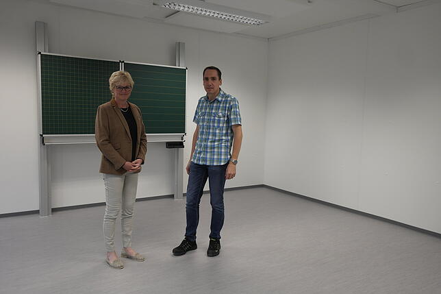 Warten auf die Möbel: Rektorin Julie Adam und Bauamtsleiter Werner Wetzel sind zufrieden mit dem Innenausbau der Container neben der ...