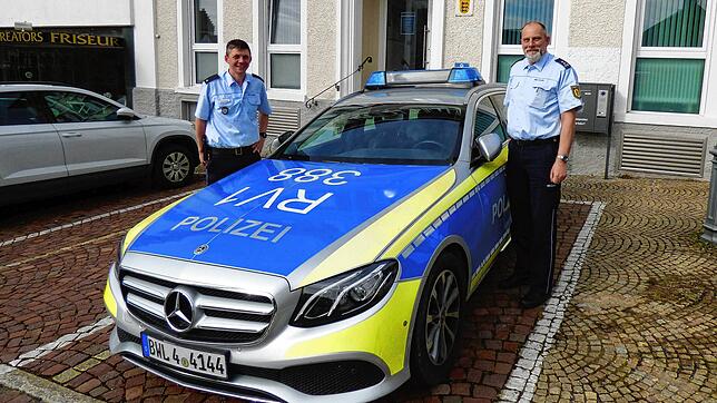 Stephan Stitzenberger, Leiter Polizeirevier Überlingen und Jörg Schirm, Leiter Polizeiposten Markdorf stellen die Kriminalitätsstatistik ...
