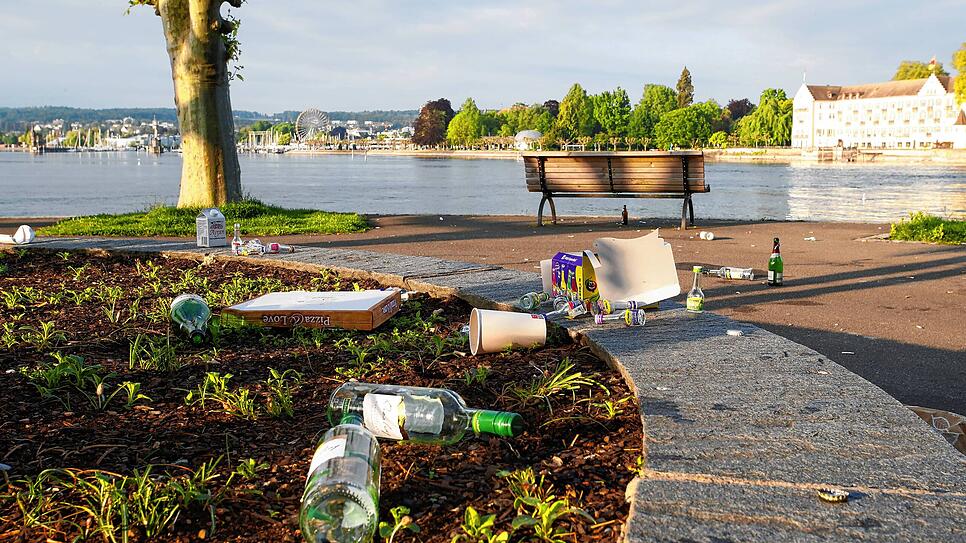Kaum beginnt der Frühling, schon ist die Freiluft-Partysaison eröffnet und die Feiernden lassen alles stehen und liegen, wie hier in der ...