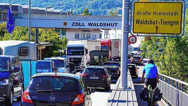 Der Grenzübergang Waldshut-Koblenz. (Symbolbild) Hier ist der Bundespolizei am Mittwoch, 30. August, ein Mann ins Netz gegangen, der ...