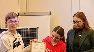 Die BZB-Schüler Silas Kehl und Sina Ludwig nehmen die Nachhaltigkeitspreisurkunde des Unternehmens Naturenergie aus den Händen von ...