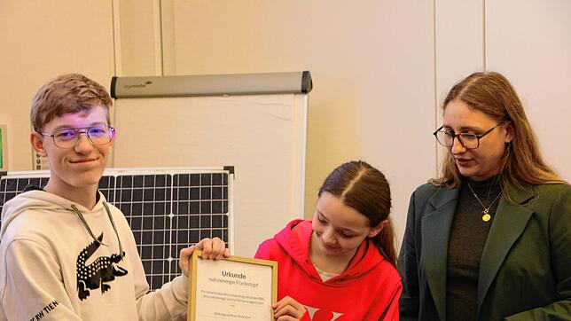 Die BZB-Schüler Silas Kehl und Sina Ludwig nehmen die Nachhaltigkeitspreisurkunde des Unternehmens Naturenergie aus den Händen von ...