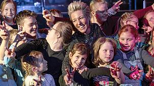 Die Freude und Euphorie beim Aufnehmen des Videos mit Alexandra Hofmann ist bei allen Beteiligten riesig. Foto: Peter Teubner