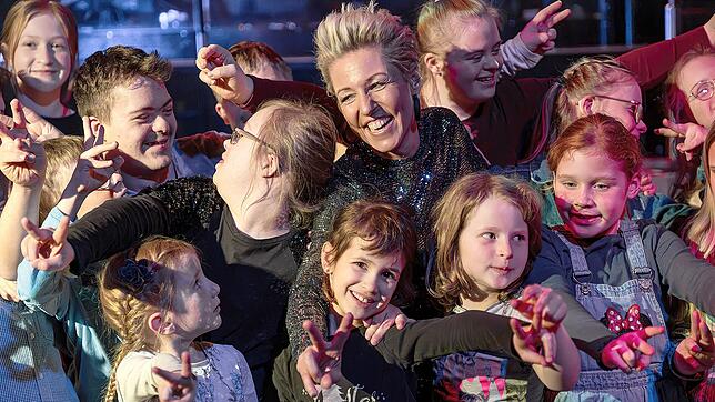 Die Freude und Euphorie beim Aufnehmen des Videos mit Alexandra Hofmann ist bei allen Beteiligten riesig. Foto: Peter Teubner