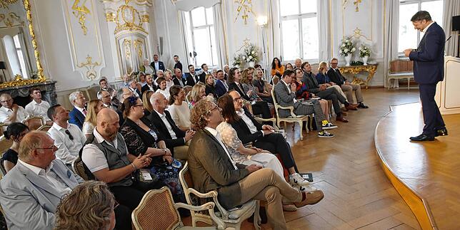 Rund 60 geladene Gäste feiern im Rahmen einer Matinee im Weißen Saal des Mainau-Schlosses den 50. Geburtstag von Björn Graf Bernadotte.