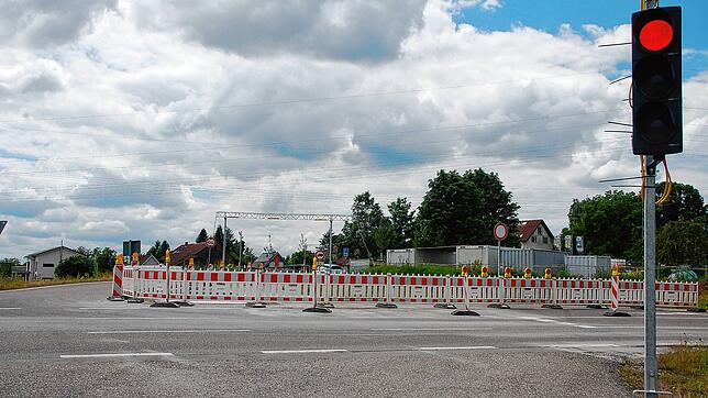 Adelhausen ist derzeit eine große Baustelle. Hier der hintere Ortsausgang, wo ein Radweg entsteht. Foto: Petra Wunderle