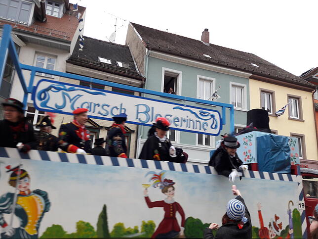 Frauen an die Macht: Marschbloserinnen heißt dieser schöne Wagen