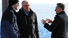 Stanislav Zhelevynskyy (links) und sein Vater Gennadiy Zhelevynskyy (Mitte) im Gespräch mit Volker Mayer-Lay an der Uferpromenade in ...