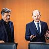 Bundeskanzler Olaf Scholz (SPD, rechts) spricht mit Wirtschaftsminister Robert Habeck (Grüne) vor Beginn der Sitzung des Bundeskabinetts ...