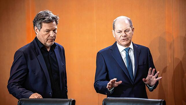 Bundeskanzler Olaf Scholz (SPD, rechts) spricht mit Wirtschaftsminister Robert Habeck (Grüne) vor Beginn der Sitzung des Bundeskabinetts ...