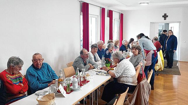 Die Gäste der Meßkircher Vesperkirche genießen nicht nur das Essen, sondern auch die Möglichkeit, miteinander ins Gespräch zu kommen.