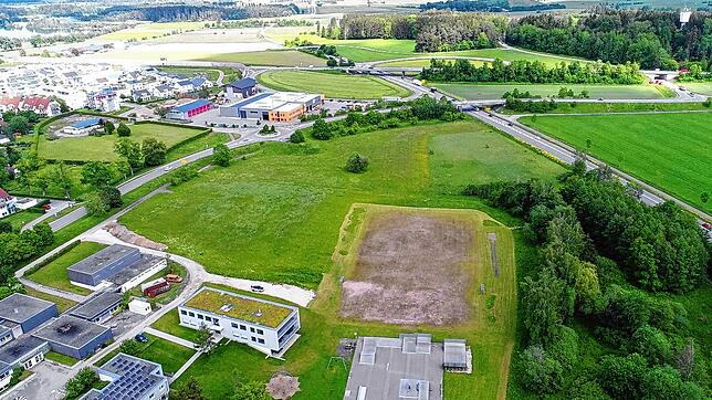Auf der dreieckigen Fläche zwischen Schaffhauser Straße, B 31 und dem geschotterten Bolzplatz Weiherweg stehen im Gewerbegebiet ...