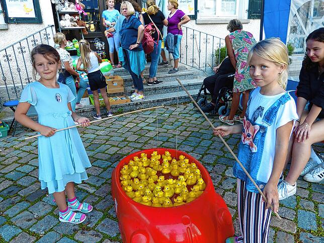 Keine Sorge: Es sind nur Plastikenten, die an der Angel zappeln.