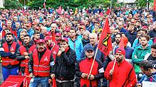 An 26 deutschen ZF-Standorten fanden Aktionen gegen den geplanten Stellenabbau statt. Am Hauptsitz in Friedrichshafen setzten sich ...