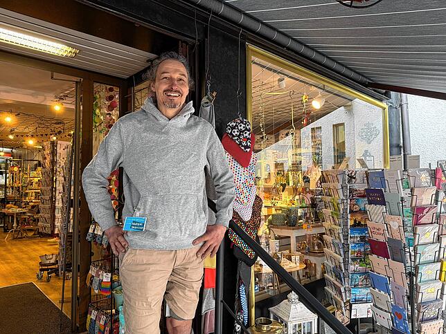 Gut zufrieden mit dem Geschäft am verkaufsoffenen Sonntag in Markdorf ist Helmut Schweizer von „Des und Sell“ in der Marktstraße