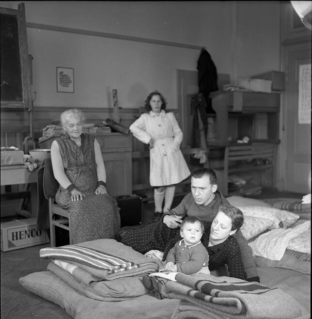 Eine durch den Angriff obdachlos gewordene Familie in einer Notunterkunft, die vermutlich vorher als Klassenraum einer Schule diente.