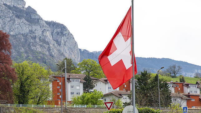 Die B-Bewilligung wird an Personen mit Wohnsitz in der Schweiz und einem unbefristeten oder mindestens 12 Monate dauerndem ...