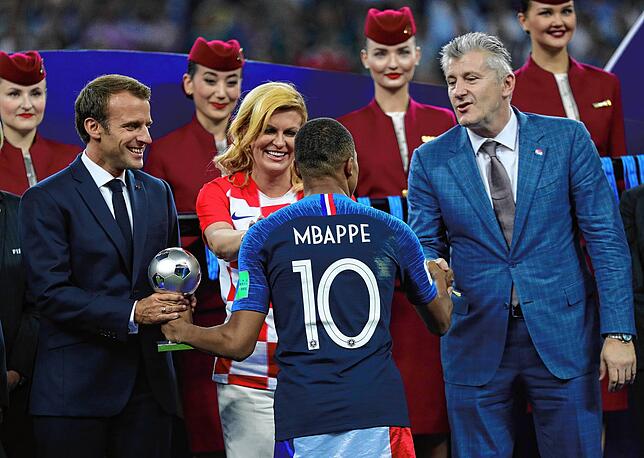 Davor Suker (rechts), als der französische Staatspräsident Emmanuel Macron (links) Kylian Mbappe die Trophäe für den besten Jungprofi ...