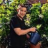 Michaela Berthold-Sieber, Vorsitzende des Obst- und Gartenbauverbands Hochrhein, gibt Tipps zum Gießen.