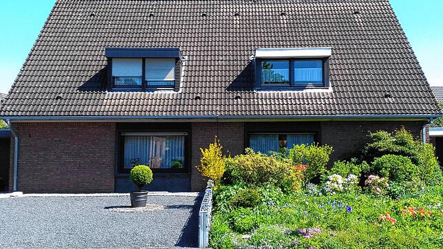 Links Stein, rechts Natur: Auf welchem Grundstück fühlen sich Insekten wohler?