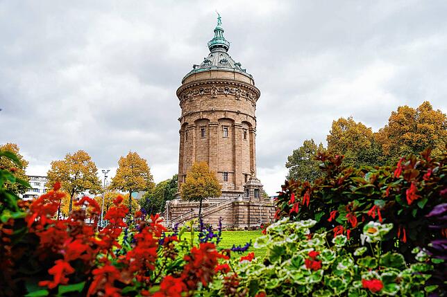 Mannheim hat eine sehr schöne Altstadt, die sogar Goethe besuchte. Auf dem Bild ist der Wasserturm zu sehen.