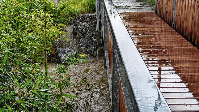 Das Wasser unter der Fußgängerbrücke zwischen „Im Grün“ und „Untere Walke“ in Stockach steigt immer mehr.