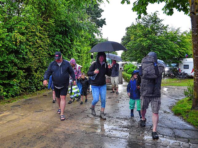 Bild 34: Bilder vom Unwetter in Markdorf: Evakuierung des Campingplatzes