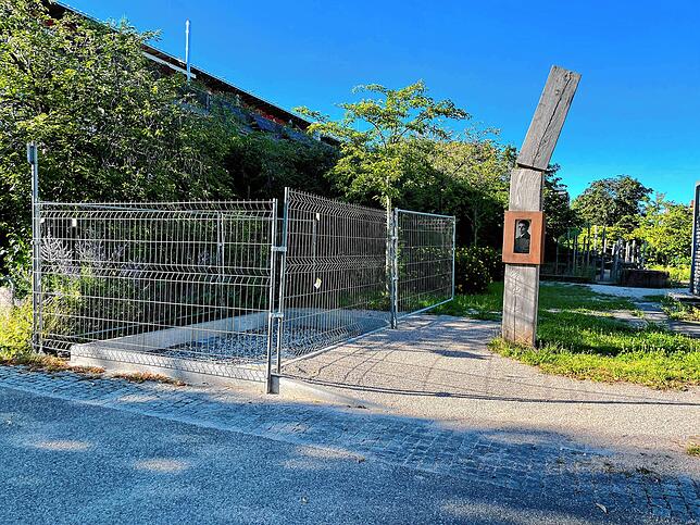 Auch das sorgte für Ärger: Direkt neben dem ausgewählten Klo-Standort ist eine Gedenkstele an den Widerstandskämpfer Georg Elser.