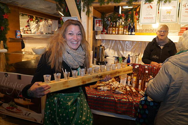Jule Merz serviert auf dem Weihnachtsmarkt an der Ravennaschlucht Hochprozentiges als Holzstange für ganze Gruppen.