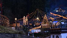 In diesem Lichterglanz präsentiert sich der Triberger Weihnachtszauber am ersten Tag.