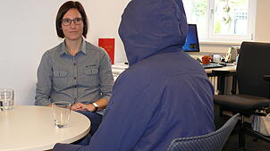 Monika Bottlender, Oberärztin auf der Station für Psychosomatik, im Gespräch mit Paul, der an einer Depression erkrankt ist.