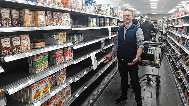 Rundgang mit Geschäftsführer Matthias Schmidt durch der Schmidt‘s Markt in Wehr: Mehl ist bei den Kunden besonders gefragt.