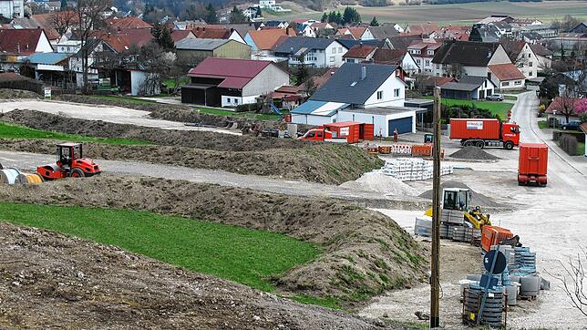 Große Erdbewegungen gibt es in den Frühjahrswochen im Baugebiet Unter der Stelle II. Die Schwenninger Firma Friedrich Stingel erschließt ...