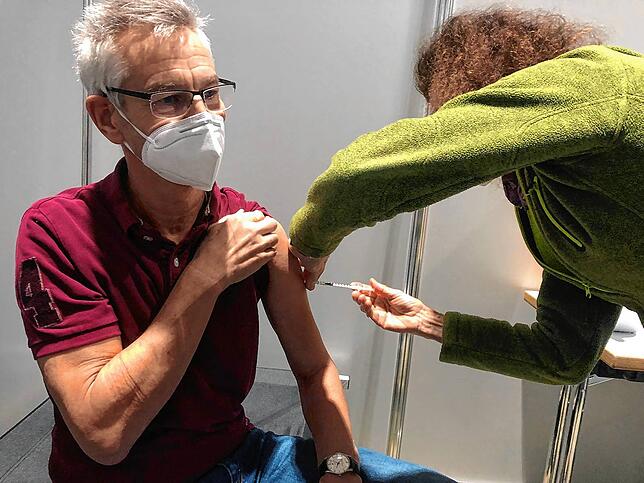 Intensivkrankenpfleger Christoph Schmid zeigt, wie es geht: Hinsetzen, Arm freimachen, durchatmen &ndash; und schon sitzt die Spritze ...