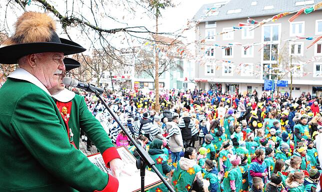 Ein grandiose Bild auf dem Hanselbrunnenplatz: Zeremonienmeister Thomas Gantert empfängt die einzelnen Kindergarten- und Schulklassen.