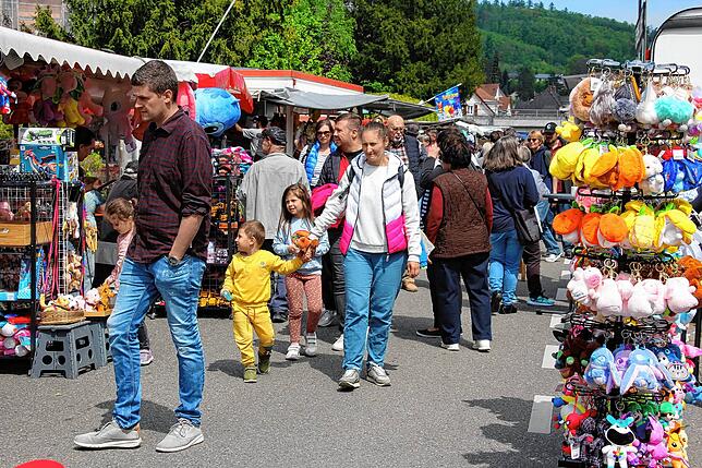 Der traditionelle Gottmadinger Frühjahrsmarkt hat sein treues Publikum: Bei herrlichem Sonnenschein schlenderte am Sonntag zahlreiche ...