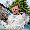 Lukas Albert mit einem besonders großen Exemplar eines Wespennests: Etwa 1,20 Meter auf 80 Zentimeter groß war diese von ihm entfernte ...