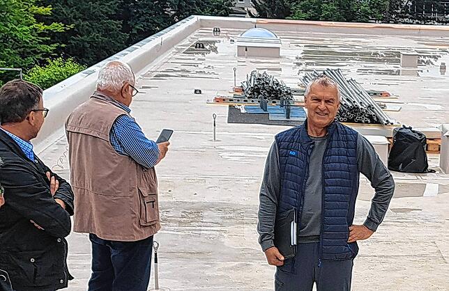 Architekt Reiner Wenk (rechts im Bild) hat die Baustelle der Seebodenhalle „im Griff“. Er ist zufrieden mit dem Baufortschritt.