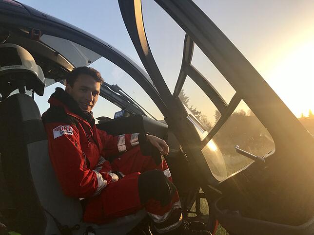 Zwangspause im Sonnenaufgang: Nach dem ersten Einsatz darf Pilot Kilian Szulmirski nicht zurück ans Klinikum fliegen: Dichter Nebel ...
