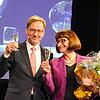 Sekt und Blumen: Oberbürgermeister Philipp Frank bedankt sich mit Blumen und einem Glas Sekt bei Hildegard Ebner-Fox, die zum letzten ...