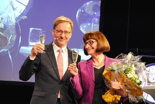 Sekt und Blumen: Oberbürgermeister Philipp Frank bedankt sich mit Blumen und einem Glas Sekt bei Hildegard Ebner-Fox, die zum letzten ...