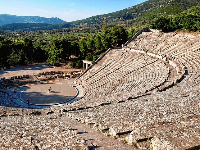 Leere Ränge... Das antike Theater von Epidauros auf den Peleponnes, bietet eine einzigartige Kulisse. In den 1960er Jahren trat hier ...