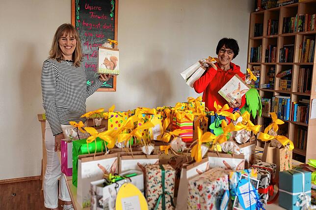 Renate Hold und Agnes Schröder freuen sich über die Ostergeschenke für Senioren.