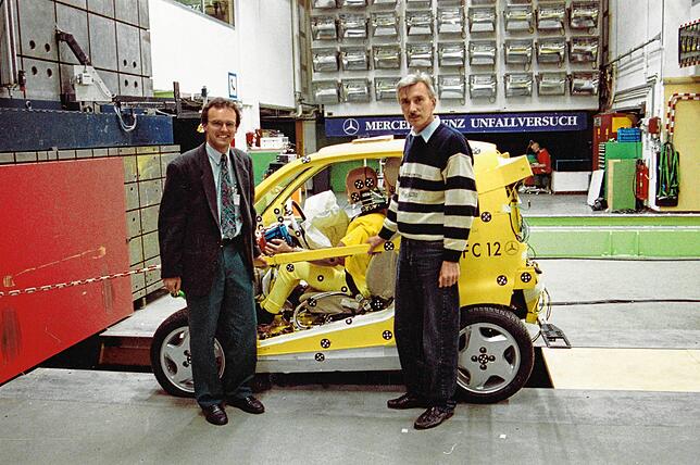 1994 fand der erste Smart-Crashtest unter der Leitung von Karl-Heinz Baumann (rechts) statt. Er leitete die Entwicklung des ...