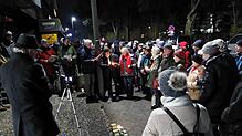 Bei dieser Gedenkveranstaltung in der Sebastian-Kneipp-Straße Anfang des Jahres liegen die Stolpersteine noch symbolisch auf dem Boden, ...