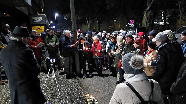 Bei dieser Gedenkveranstaltung in der Sebastian-Kneipp-Straße Anfang des Jahres liegen die Stolpersteine noch symbolisch auf dem Boden, ...