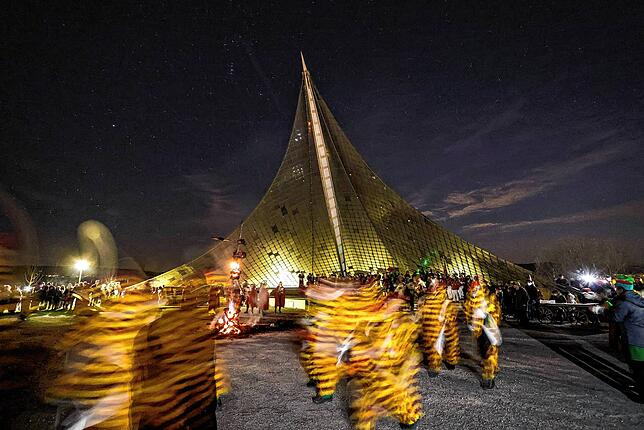 Bild 1: Flammen unterm Konzertsegel – die Narren beenden die Fastnacht